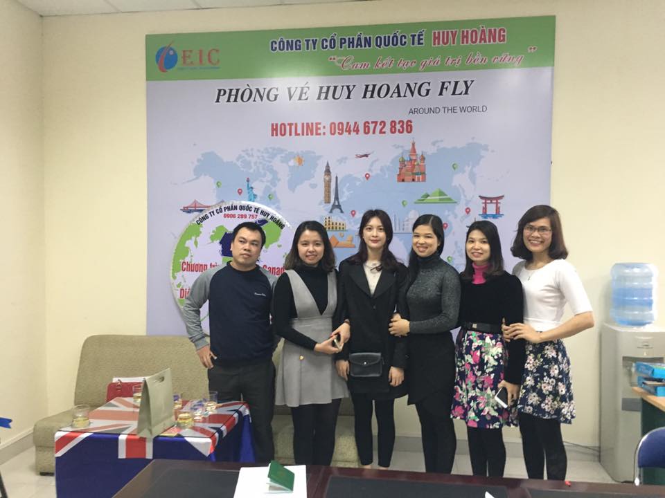 TGĐ Huy Hoàng trao visa du học Canada cho học sinh Đinh Thị Duyên cùng gia đình